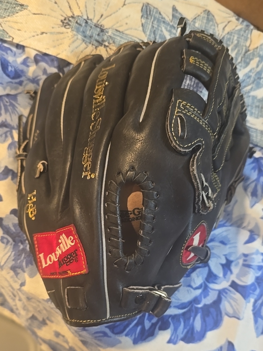 Vintage Louisville Slugger Baseball Glove